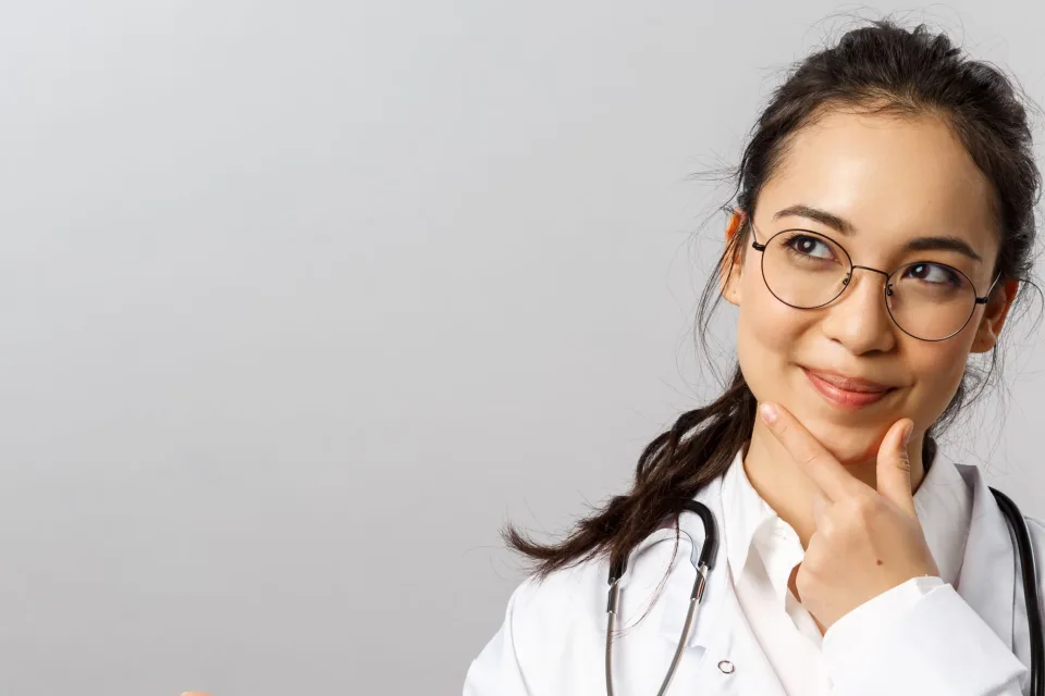 Phòng chờ thoáng, có ghế ngồi